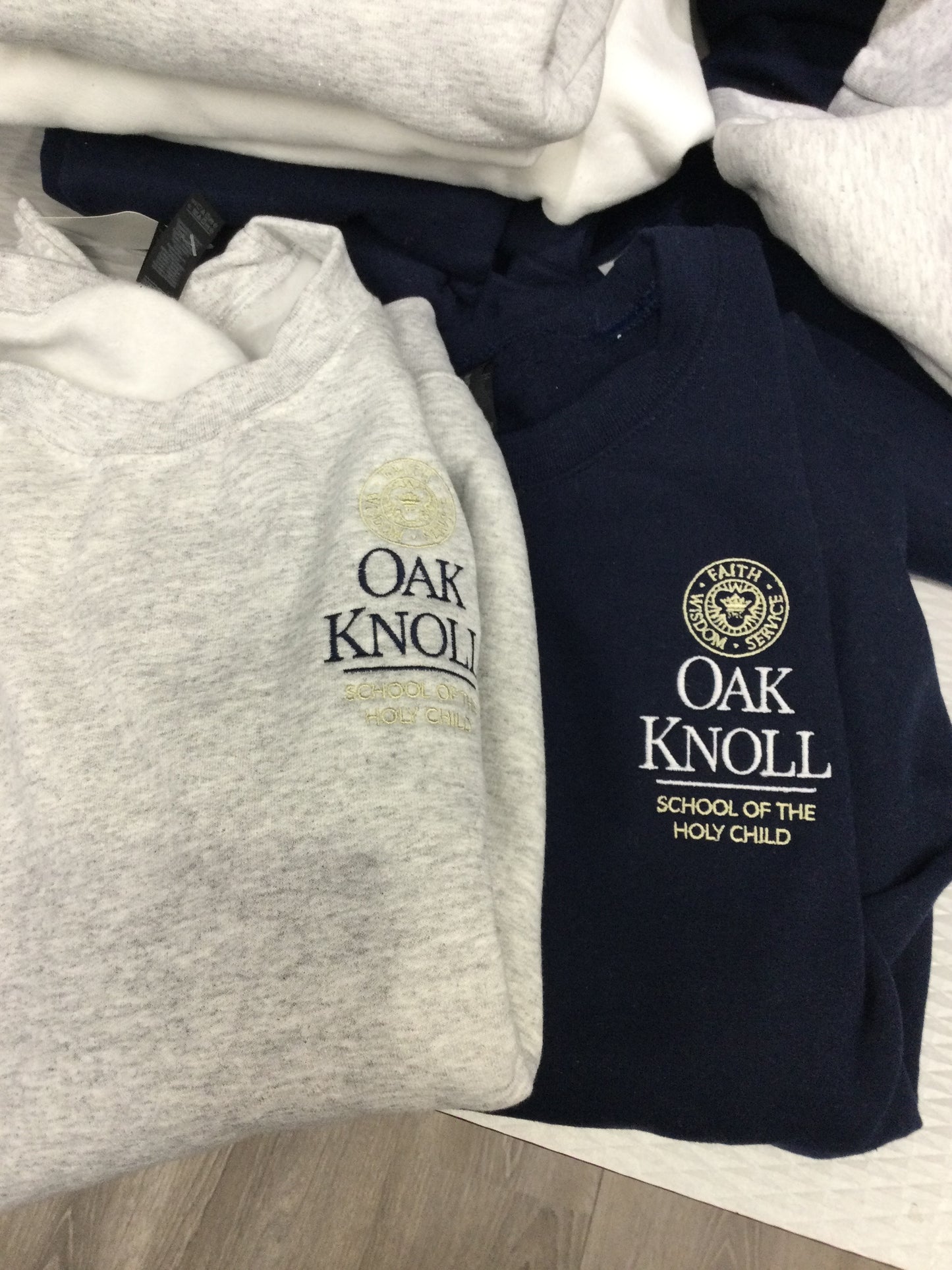 Gildan Crewneck with Crest